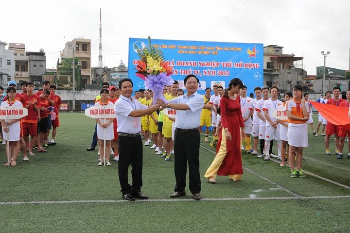 Hải Dương: Khai mạc “Giải bóng đá Doanh nghiệp trẻ mở rộng lần IV - Năm 2015”